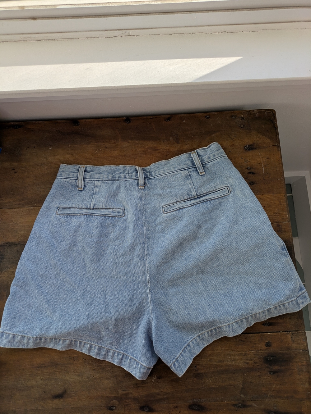 Agolde Washed Light Blue High-Rise Pleated Denim Shorts - Picture 4 of 4
